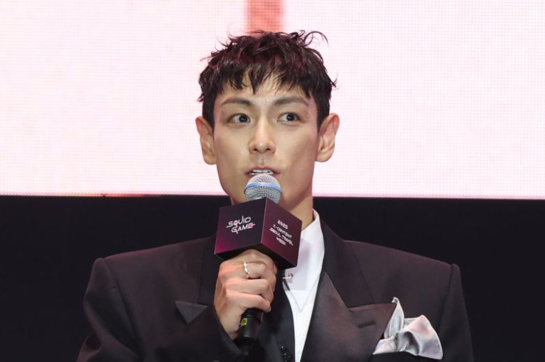 [서울=뉴시스] 권창회 기자 = 황동혁 감독, 배우 이정재, 이병헌을 비롯한 참석배우들이 28일 서울 중구 서울광장에서 열린 오징어게임3 팬 이벤트 행사에서 기념촬영을 하고 있다. 2025.06.28. kch0523@newsis.com /사진=뉴시스