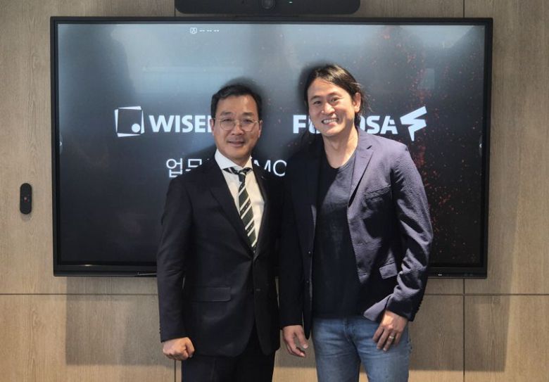 와이즈넛 강용성 대표(왼쪽)와 퓨리오사AI 백준호 대표가 업무협약을 맺은 뒤 기념사진을 찍고 있다. 와이즈넛 제공