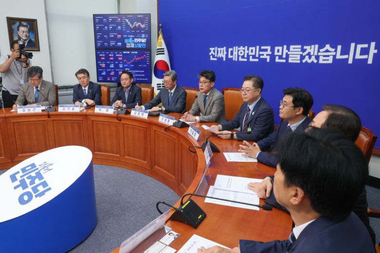 진성준 더불어민주당 정책위의장이 30일 서울 여의도 국회에서 열린 경제 6단체 상근부회장단 상법 간담회에서 모두 발언을 하고 있다. 뉴스1