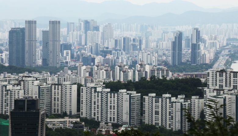 24일 서울 중구 남산에서 시내 아파트가 보이고 있다.뉴스1