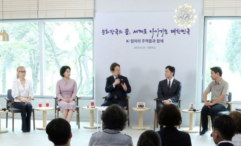 李대통령, 문화예술계 수상자와 간담회 이재명 대통령과 김혜경 여사가 30일 서울 용산 대통령실 파인그라스에서 열린 문화예술계 수상자 간담회에서 발언하고 있다. 왼쪽부터 세계적인 성악가 조수미씨, 김 여사, 이 대통령, 토니상 6관왕을 차지한 뮤지컬 '어쩌면 해피엔딩' 박천휴 작가, 넷플릭스 흥행 드라마 '폭싹 속았수다' 연출가 김원석 감독 연합뉴스