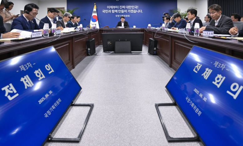 이한주 국정기획위원회 위원장(가운데)이 30일 정부서울청사 창성동 별관에서 열린 제3차 전체회의에서 모두발언을 하고 있다. 뉴스1