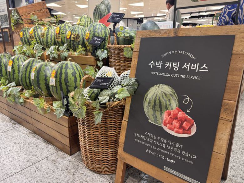 30일 서울 송파구 롯데백화점 잠실점 식품관에 수박 커팅 서비스 안내문이 게재돼 있다. 사진=정상희 기자