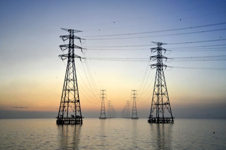 안산 시화호에 설치돼 345kV 신시흥 영흥 송전선로 철탑. 뉴시스