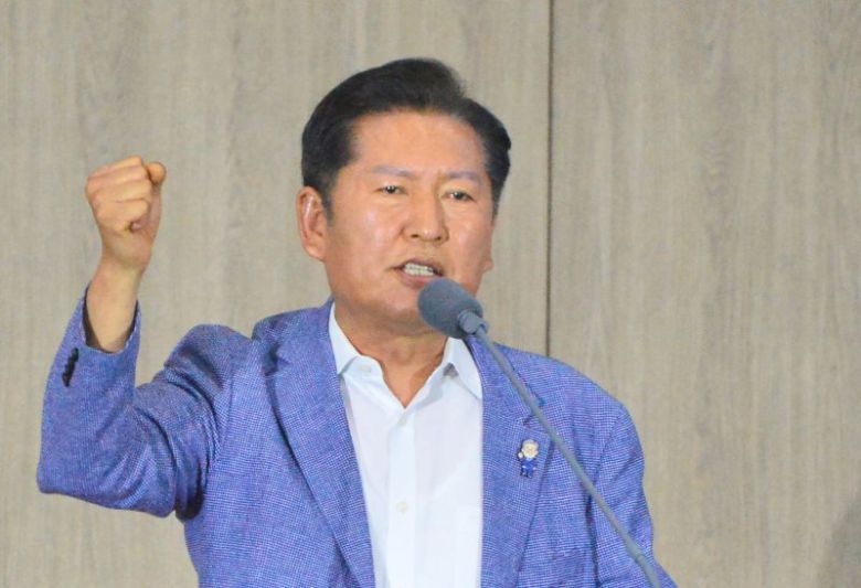 정청래 더불어민주당 의원이 지난달 29일 오후 충북 청주시 오스코에서 열린 더민주전국혁신회의 2025 전국대회에서 인사말을 하고 있다. 뉴시스