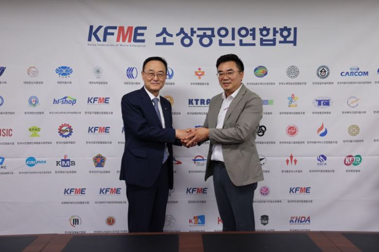 송치영 소상공인연합회 회장(왼쪽)이 서대엽 소소뱅크 설립준비위원회 부회장과 1일 서울 여의도 소공연 대회의실에서 열린 '소상공인 금융정책 간담회'에서 기념촬영을 하고 있다. 소상공인연합회 제공