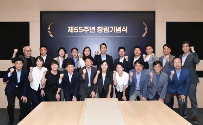 1일 삼성SDI 기흥 본사에서 개최된 55주년 창립기념일 행사에서 최주선 삼성SDI 대표이사 사장(두번째 줄 왼쪽)과 주요 경영진, SDI인상 등 수상자들이 기념사진을 촬영하고 있다. 삼성SDI 제공