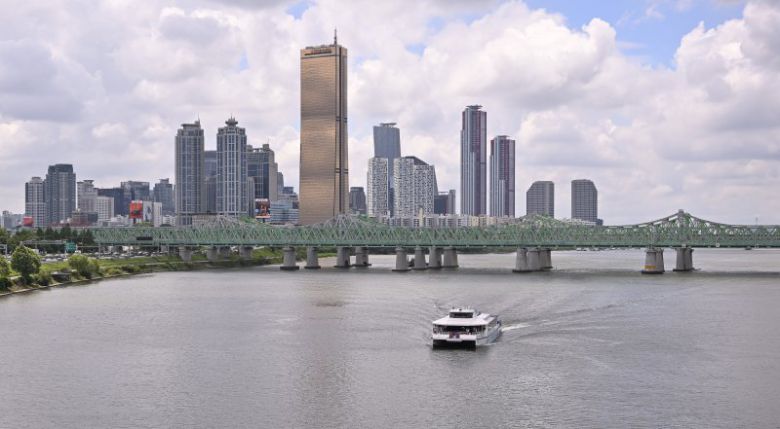 한강버스 시민체험 운항을 개시한 1일 서울 영등포구 노들섬 인근 한강에서 한강버스가 운항하고 있다. 공동취재단 제공