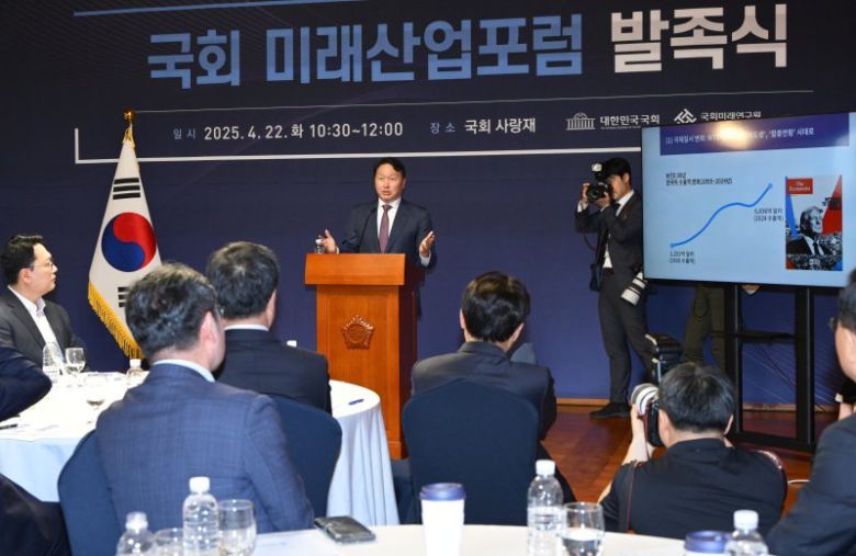 최태원 대한상공회의소 회장이 지난 4월 서울 여의도 국회 사랑재에서 열린 국회 미래산업포럼 발족식에서 강연을 하고 있다./사진=뉴스1화상