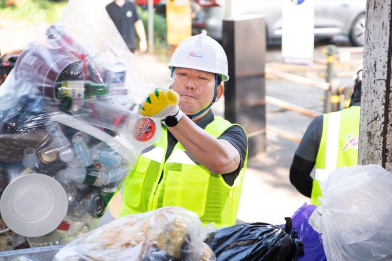 김장호 구미시장이 1일 재활용품 수거함이 설치된 '송정맛길'을 함께 돌며 생활 현장의 목소리를 청취했다. 구미시 제공