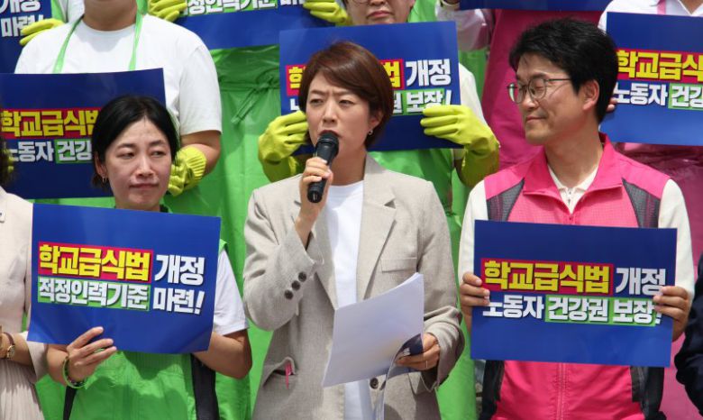 [서울=뉴시스] 김금보 기자 = 고민정 더불어민주당 의원이 2일 서울 여의도 국회 본청 계단에서 학교급식법 발의 기자회견을 열고 발언을 하고 있다. 2025.07.02. kgb@newsis.com <저작권자ⓒ 공감언론 뉴시스통신사. 무단전재-재배포 금지.> /사진=뉴시스화상