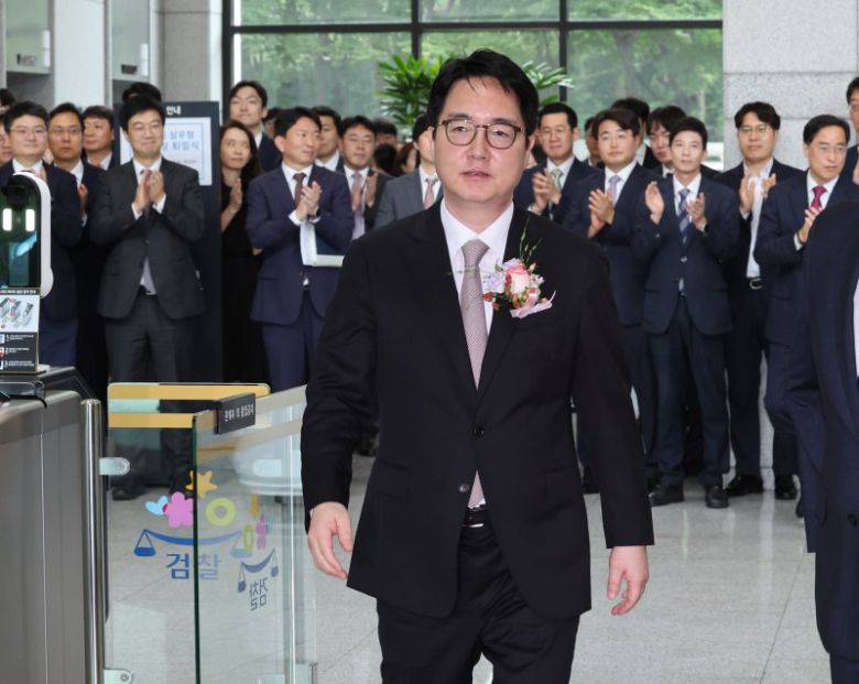 심우정 검찰총장이 2일 서울 서초구 대검찰청에서 퇴임식을 마친 뒤 청사를 나서고 있다. 지난해 9월 16일 취임한 심 총장의 임기는 내년 9월까지였다. 연합뉴스