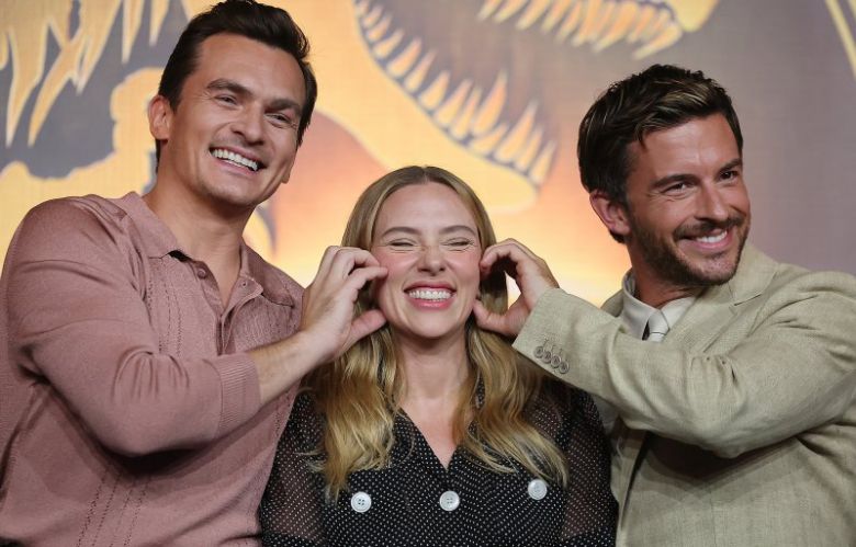 할리우드 배우 루퍼트 프렌드(왼쪽부터), 스칼렛 요한슨, 조나단 베일리가 1일 오후 서울 종로구 포시즌스 호텔 서울에서 열린 영화 '쥬라기 월드 : 새로운 시작’ 내한 기자회견에 참석해 포즈를 취하고 있다. '쥬라기 월드 : 새로운 시작'은 인간과 공룡이 공존하는 세상에서 공룡의 DNA를 활용한 신약 개발 과정을 다룬 이야기로, 2일 전 세계 동시 개봉한다. 뉴스1