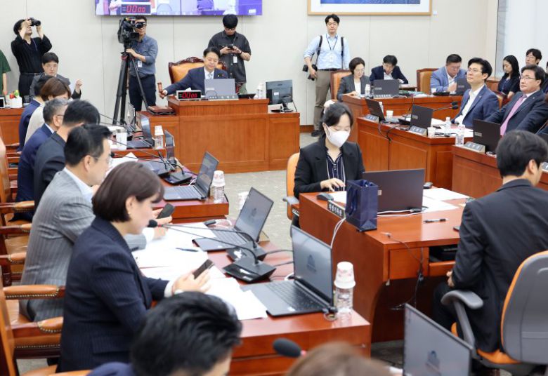 2일 서울 여의도 국회에서 열린 교육위원회 전체회의에서 더불어민주당 소속 김영호 위원장이 의사봉을 두드리고 있다. /사진=연합뉴스