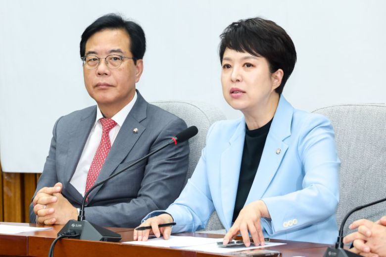 김은혜 국민의힘 원내정책수석부대표가 20일 오전 서울 여의도 국회에서 열린 원내대책회의에 참석해 발언하고 있다. 뉴스1