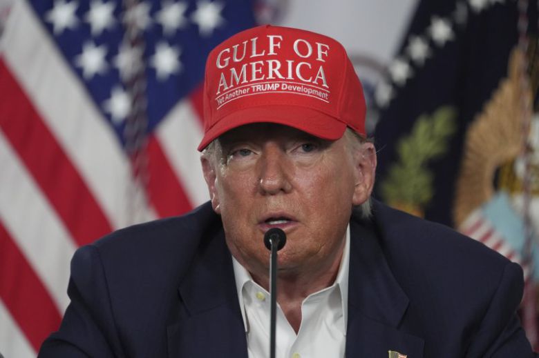 도널드 트럼프 미국 대통령이 1일(현지시간) 플로리다주 오초피의 새 불법 이민자 구금 시설인 '앨리게이터(악어) 앨커트래즈'를 방문해 멕시코만이 아닌 '아메리카만'이라고 적힌 모자를 쓰고 연설하고 있다. AP 뉴시스