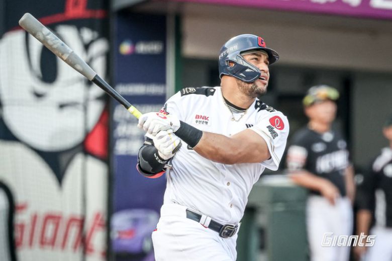 롯데 자이언츠 외국인 타자 빅터 레이예스는 6월에 무려 0.424의 고타율을 기록했다. 롯데자이언츠 제공