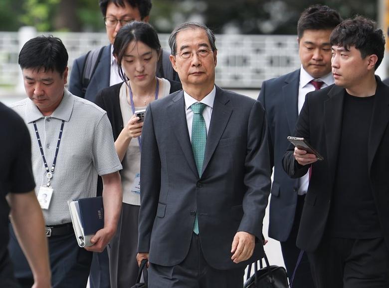 한덕수 전 국무총리가 2일 내란특검 조사를 받기 위해 서울 서초구 서울고검 청사로 향하고 있다. 연합뉴스