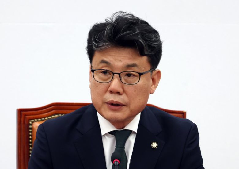 진성준 더불어민주당 정책위의장이 지난달 26일 서울 여의도 국회에서 임시회 중점처리 법안 및 정책현안 관련 신속한 본회의 개최를 촉구하는 기자회견을 하고 있다. 사진=뉴시스