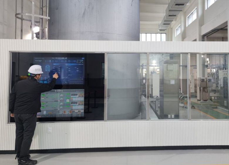 한국수자원공사 관계자가 경기도 화성에 있는 AI 정수장에서 약품주입동에 구현된 '스마트 미러'(터치형 화면)를 보며 정수처리에 필요한 약품주입 자율공정 현황 등을 살펴보고 있다. 수자원공사 제공