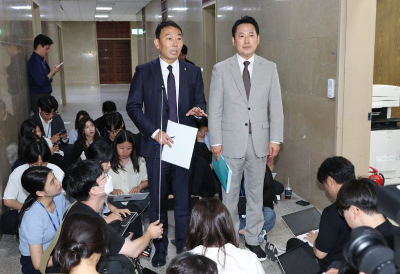 국회 법제사법위원회 여야 간사인 더불어민주당 김용민 의원(왼쪽)과 국민의힘 장동혁 의원이 2일 국회에서 상법개정안 처리에 합의한 뒤 취재진에게 합의 내용을 설명하고 있다. 연합뉴스