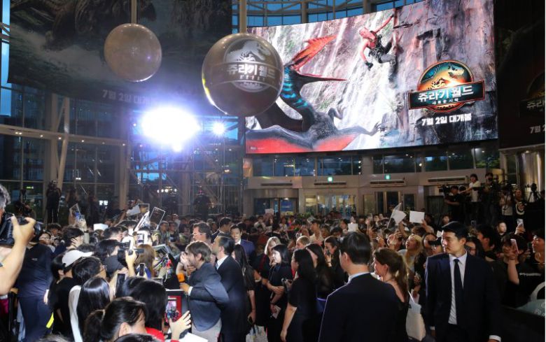 가렛 에드워즈 감독이 1일 오후 서울 영등포구 타임스퀘어에서 열린 영화 '쥬라기 월드: 새로운 시작' 내한 레드카펫 행사에서 소셜 매거진과 인터뷰를 하고 있다. 뉴시스화상