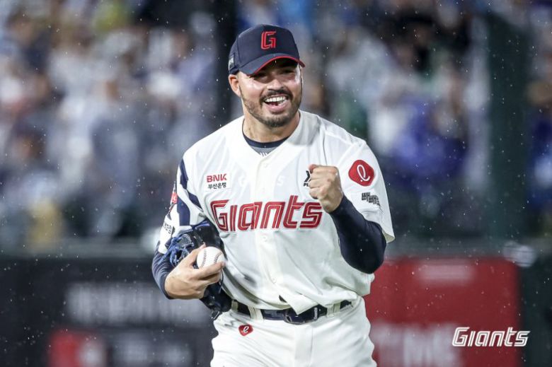 롯데 자이언츠 외국인 투수 알렉 감보아는 6월 한 달간 5경기에 등판해 30⅓이닝 5승 30탈삼진 평균자책점 1.72로 활약했다. 롯데자이언츠 제공