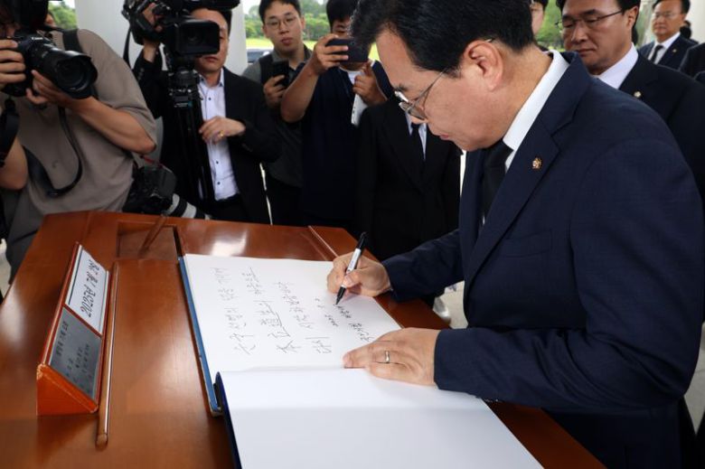 송언석 국민의힘 비상대책위원장 겸 원내대표가 2일 서울 동작구 국립서울현충원에서 현충탑 참배를 마치고 방명록을 적고 있다. 사진=박범준 기자