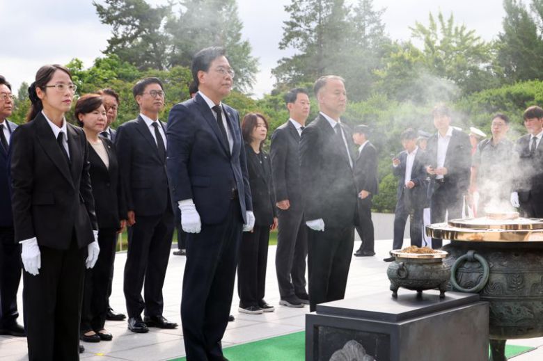 송언석 국민의힘 비상대책위원장 겸 원내대표 및 신임 지도부가 2일 서울 동작구 국립서울현충원에서 현충탑 참배를 하고 있다. 사진=박범준 기자