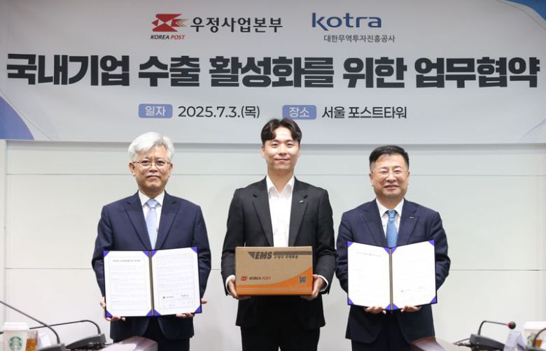 대한무역투자진흥공사(코트라)와 우정사업본부는 3일 국내기업의 수출 확대를 위한 업무협약을 체결, 이번 협약을 통해 국제우편 서비스 요금을 할인하고, 수출 물류 지원을 강화해 중소기업의 해외진출을 뒷받침하기로 했다. 왼쪽부터 강경성 코트라 사장, 김덕현 이든팜 대표, 조해근 우정사업본부 본부장이 업무협약 체결 후 기념촬영을 하고 있다. 사진=코트라 제공