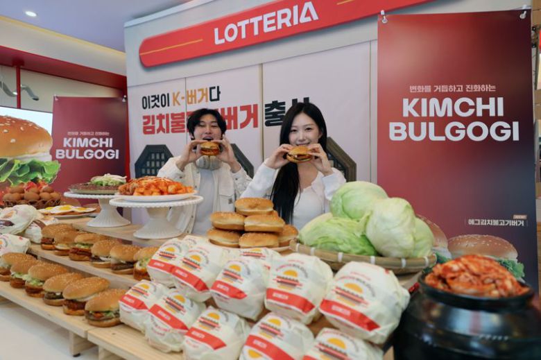 3일 서울 용산구 롯데리아 숙대입구역점에서 열린 신제품 버거 출시행사에서 모델들이 신메뉴 '김치불고기버거' 2종을 소개하고 있다.
