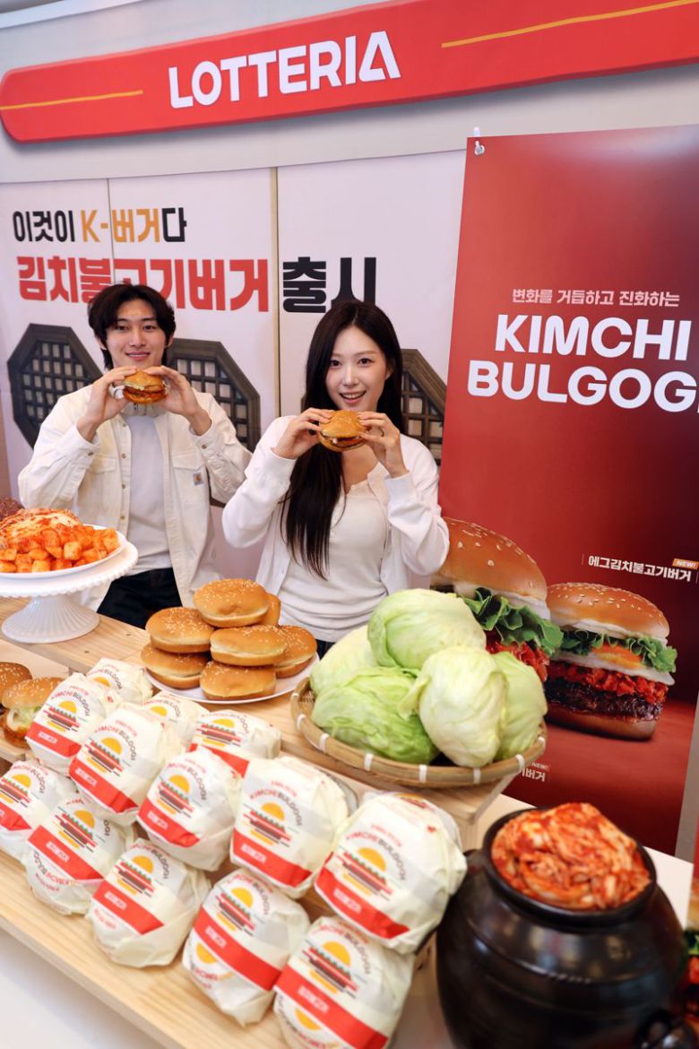 3일 서울 용산구 롯데리아 숙대입구역점에서 열린 신제품 버거 출시행사에서 모델들이 신메뉴 '김치불고기버거' 2종을 소개하고 있다.