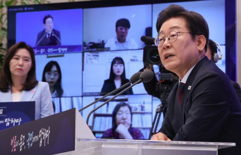 이재명 대통령, 취임 30일 회견 (서울=연합뉴스) 한상균 기자 = 이재명 대통령이 3일 청와대 영빈관에서 '대통령의 30일, 언론이 묻고 국민에게 답하다' 기자회견을 하고 있다. 2025.7.3 xyz@yna.co.kr (끝)