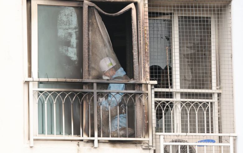 어린이 2명이 숨진 부산 기장군의 한 아파트 6층 화재 현장에서 3일 오전 경찰, 소방, 국립과학수사연구원 등이 합동 감식을 벌이고 있다. 2025.7.3 사진=연합뉴스