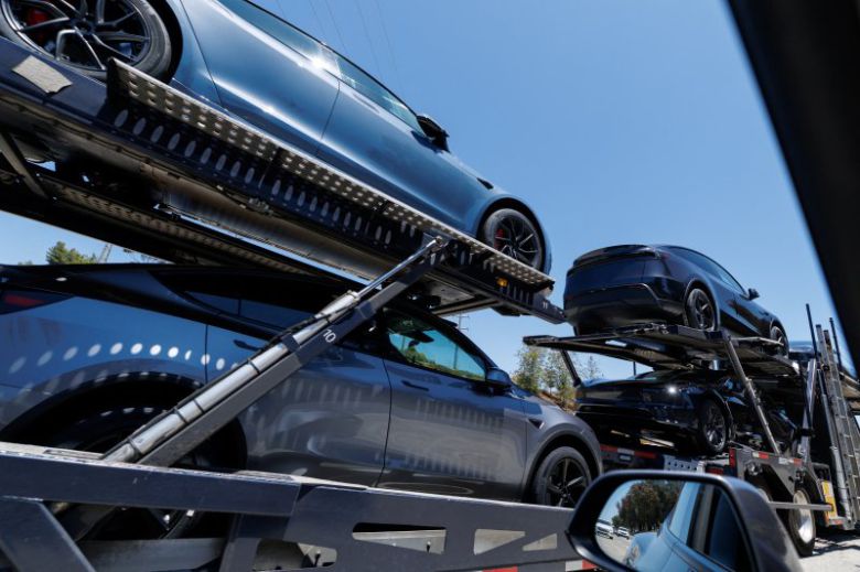 미국 캘리포니아주 샌 후안 카피스트라노에서 1일(현지시간) 테슬라 신차를 실은 트럭이 도로를 달리고 있다. 로이터 연합