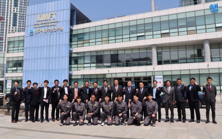 지난 4월 16일 한국해양수산연수원 부산 본원에서 오션폴리텍 상선 3급 과정 장학금 전달식이 열린 가운데 부산 본원 입구에서 김민종 원장(뒷줄 왼쪽 열한번째)과 연수원 관계자들, 교육생들이 함께 기념촬영하고 있다. 한국해양수산연수원 제공