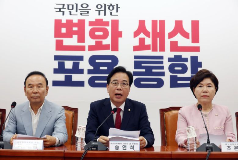 [서울=뉴시스] 고승민 기자 = 송언석 국민의힘 비상대책위원장 겸 원내대표가 3일 서울 여의도 국회에서 열린 비상대책위원회의에서 발언하고 있다. 뉴시스