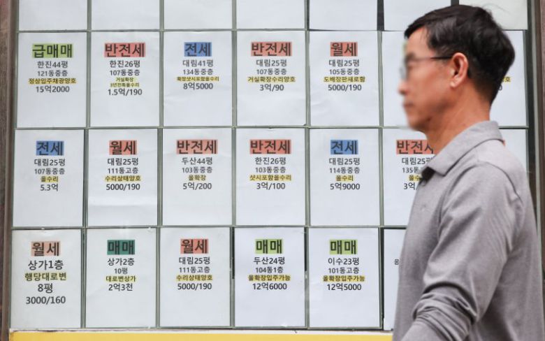 지난달 26일 서울 성동구의 한 부동산에 아파트 매물 광고가 게시된 모습. 뉴시스