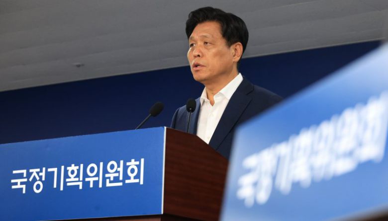 국정기획위원회 조승래 대변인이 2일 서울 종로구 국정기획위원회에서 브리핑하고 있다. 연합뉴스