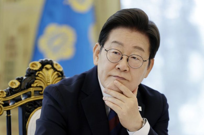 이재명 대통령이 3일 서울 한남동 관저에서 열린 국회 비교섭단체 지도부와 오찬회동에서 참석자 발언을 듣고 있다. 사진=뉴시스