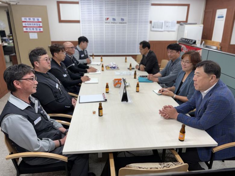 김종훈 울산 동구청장이 3일 금속노조 현대중공업지부 백호선 지부장을 만나 올해 임금 협상에 대한 노조의 입장을 청취하고 있다. 울산 동구 제공