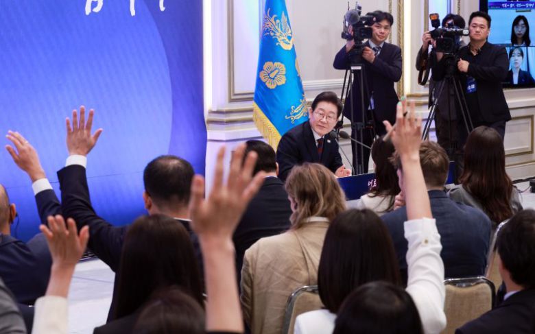 이재명 대통령이 3일 청와대 영빈관에서 열린 '대통령의 30일, 언론이 묻고 국민에게 답하다' 기자회견에서 질문을 받고 있다. 뉴시스