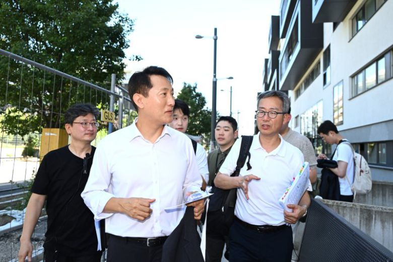 오세훈 서울시장(앞줄 왼쪽)이 2일(현지시간) 관계자와 함께 오스트리아 빈의 청년층을 위한 공공주택 단지 융에스 보넨을 둘러보고 있다. 서울시 제공