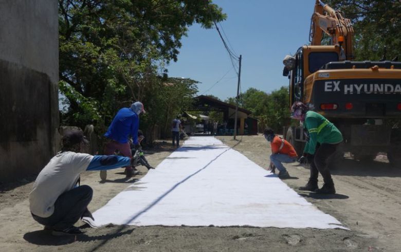 초속경 복합매트가 필리핀 현지에 설치되고 있는 모습. 한국건설기술연구원 제공