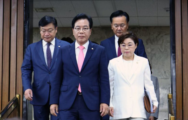 송언석(가운데) 국민의힘 비상대책위원장 겸 원내대표가 4일 서울 여의도 국회에서 열린 원내대책회의에 참석하고 있다. 뉴시스