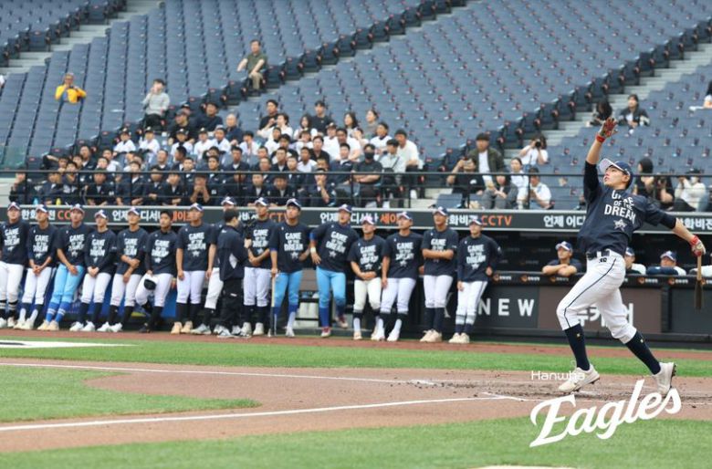 유신고 3학년 신재인이 한화이글스배 올스타전에서 홈런 레이스를 펼치고 있다.한화이글스 제공