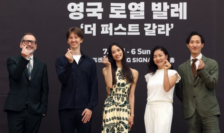 2일 서울 강서구 'LG아트센터 서울'에서 열린 영국 로열 발레 '더 퍼스트 갈라' 기자간담회에서 아티스트들이 사진 촬영을 하고 있다. 왼쪽부터 케빈 오헤어 리렉터, 수석 무용수인 바딤 문타기로프와 후미 가네코, 퍼스트 솔로이스트인 최유희와 전준혁. 뉴스1