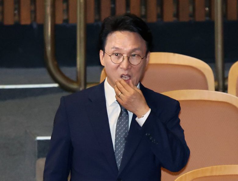 김민석 국무총리 후보자가 3일 서울 여의도 국회에서 열린 제426회 국회(임시회) 제4차 본회의에서 총리 임명동의안에 기표를 마친 뒤 투표함으로 이동하고 있다. 사진=뉴시스