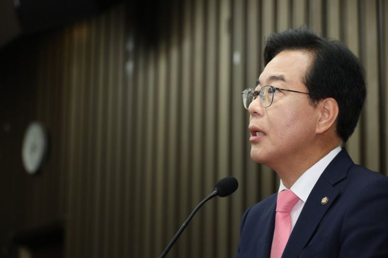 국민의힘 송언석 비상대책위원장 겸 원내대표가 4일 서울 여의도 국회에서 열린 의원총회에서 발언하고 있다. 연합뉴스