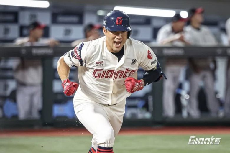 최지민에게 2타점 적시타를 때려낸 전준우.롯데 자이언츠 제공